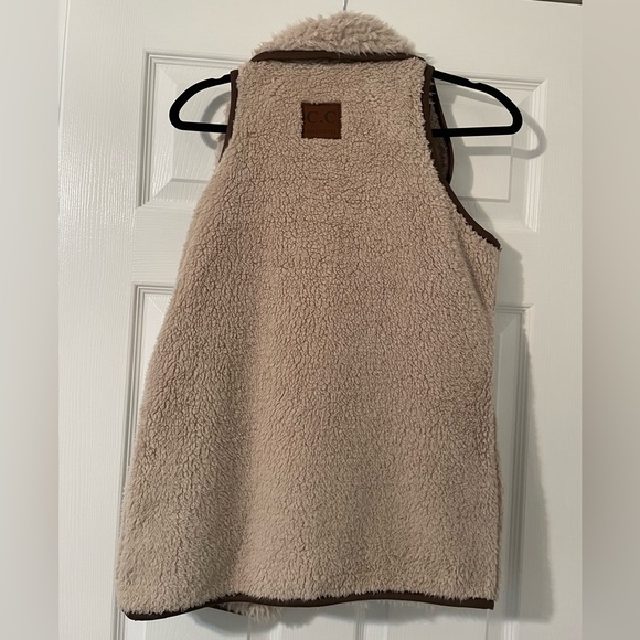 C.C. Exclusives Reversible Faux Fur Vest with pockets - Picture 2 of 4